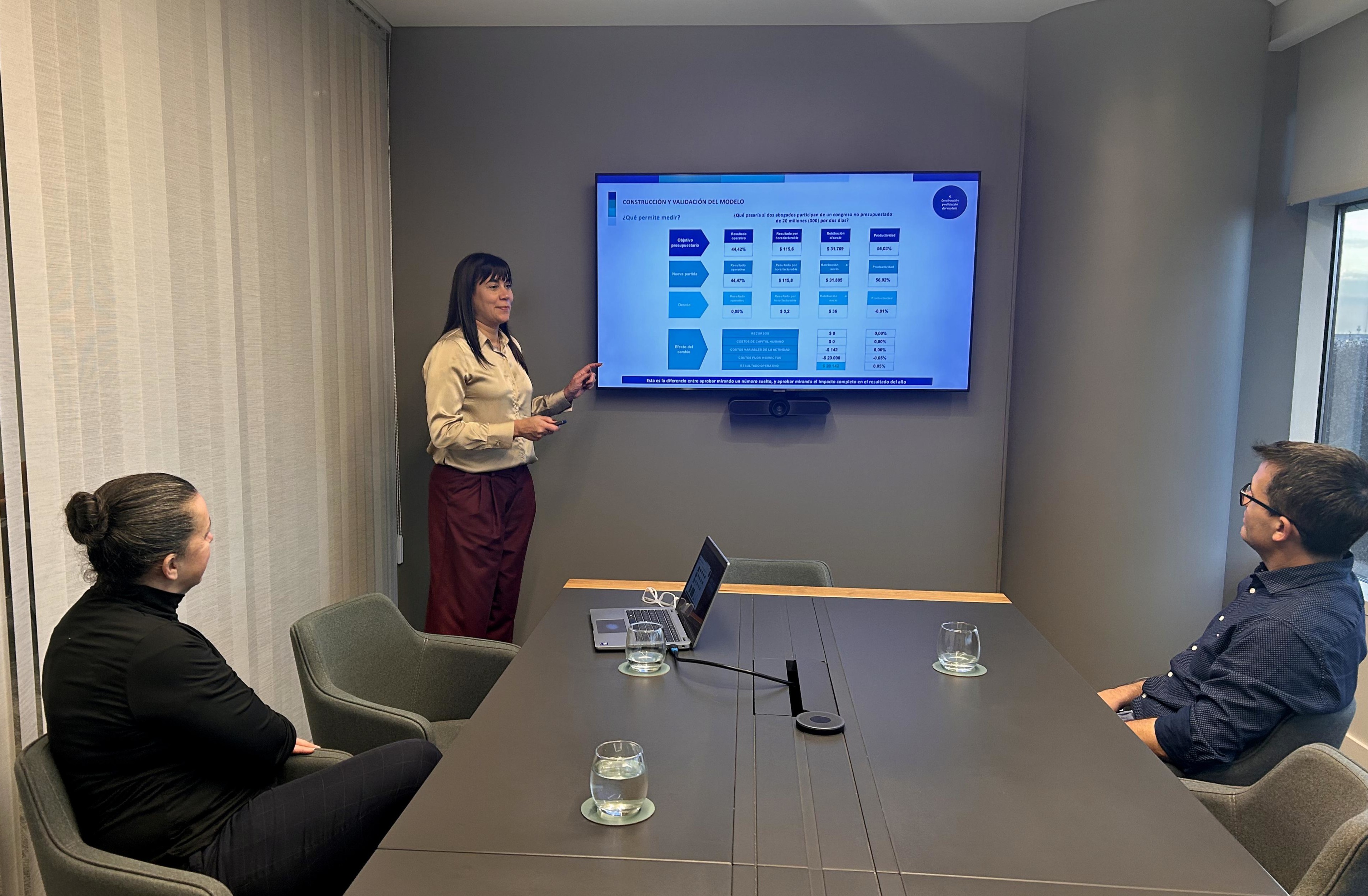 Mara Franco presentando un modelo de gestión en una reunión de negocios